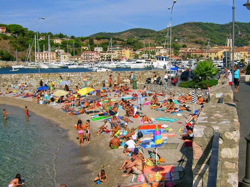 la spiaggia della Pianotta a Porto Azzurro spiaggia la pianotta porto azzurro
